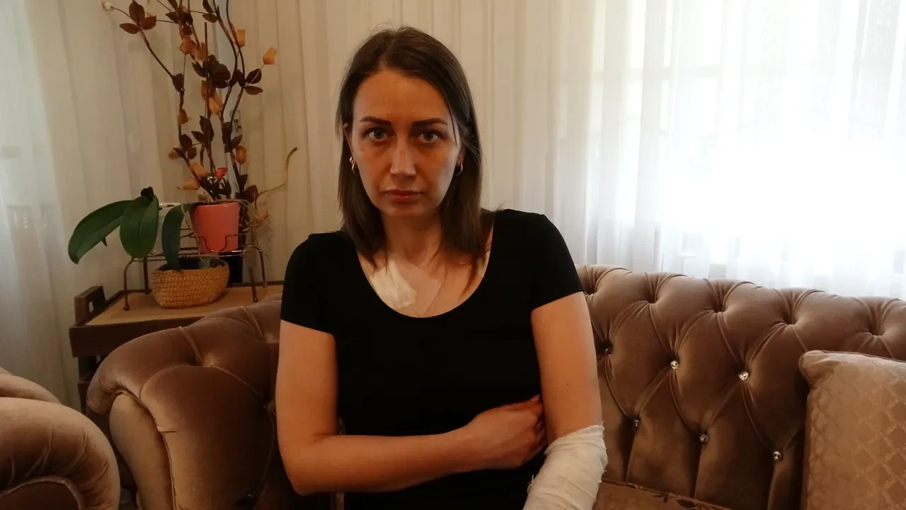 Sokak ortasında vahşet! Evladının önünde eşini defalarca bıçakladı: Yana yakıla bıçak aradığı görüntüler kan dondurdu 