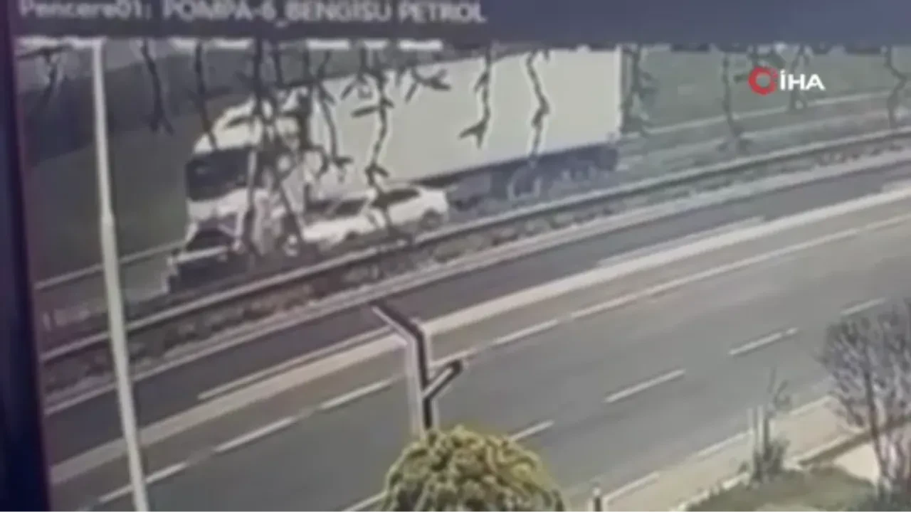 Tekirdağ'da feci kaza kamerada: İki tırın arasında kalan araçtan sağ çıktı!