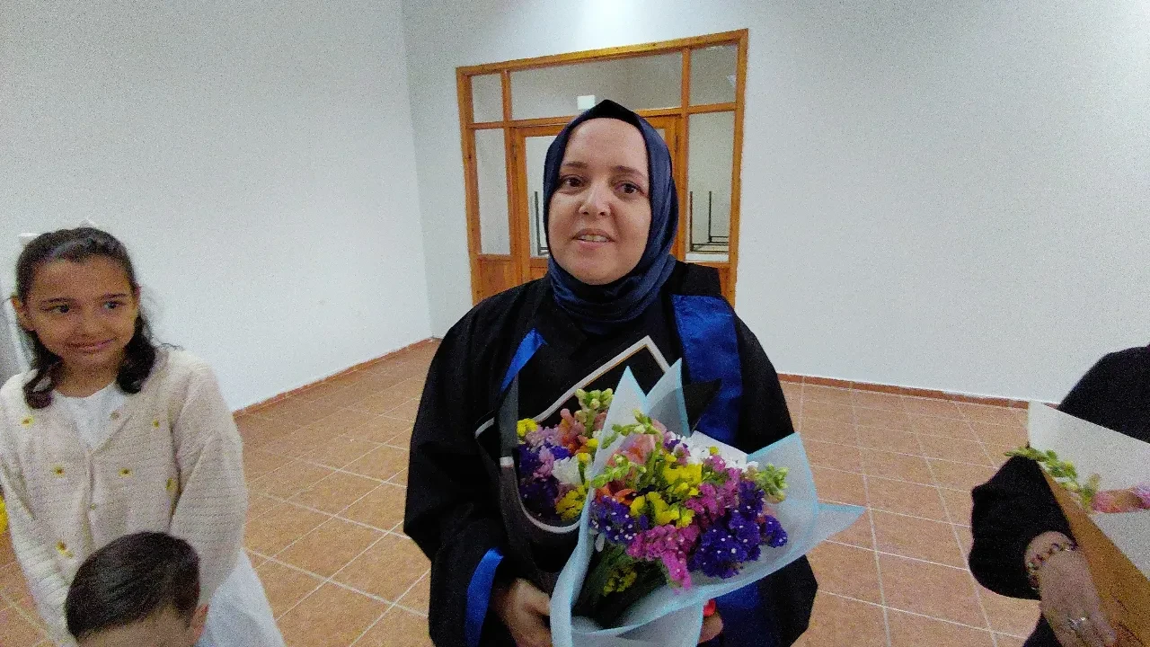 Üniversiteyi birincilikle bitirdi! 39 yaşında 3 çocuğu olan Sibel Tuna başarısı