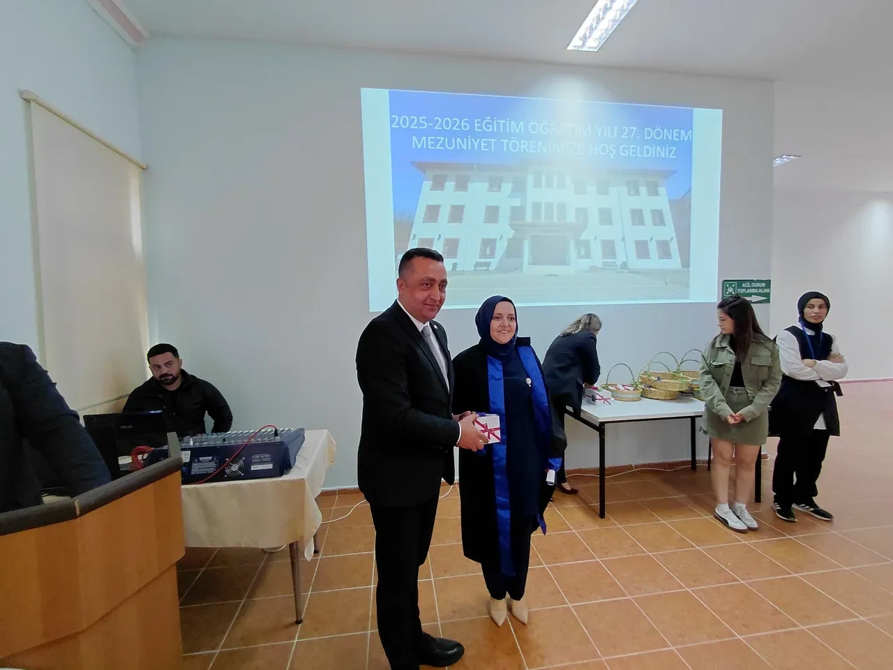 Üniversiteyi birincilikle bitirdi! 39 yaşında 3 çocuğu olan Sibel Tuna başarısı