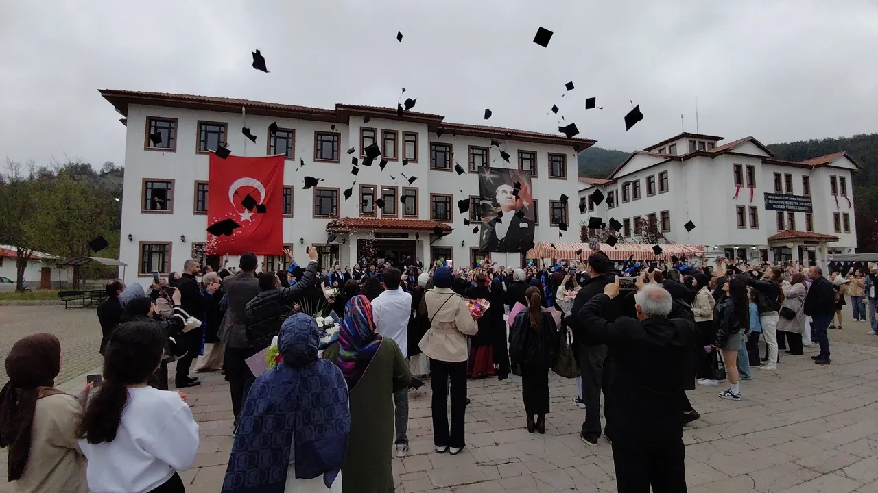 Üniversiteyi birincilikle bitirdi! 39 yaşında 3 çocuğu olan Sibel Tuna başarısı