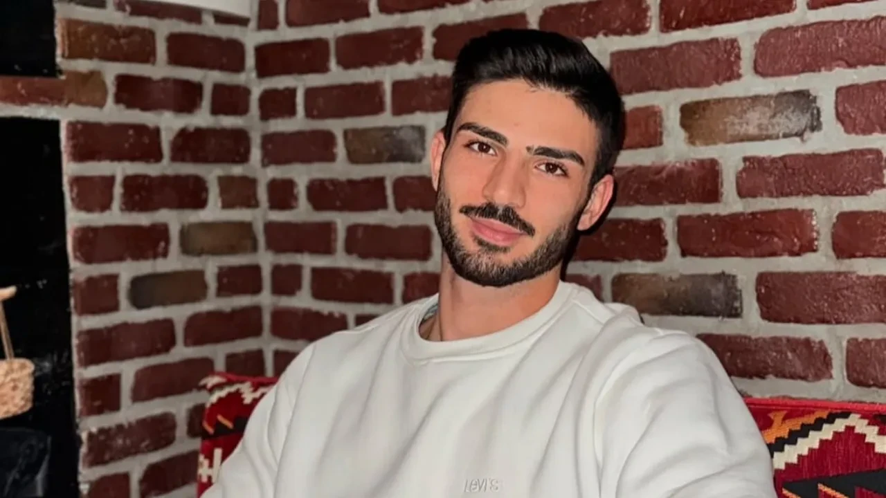“Yakışıklı Mısırcı” Alper Temel Paris’te! Stant açması için Fransa’ya davet edildi