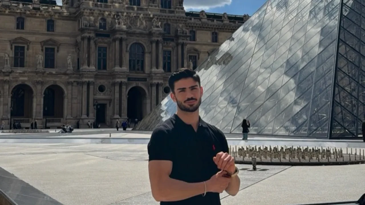 “Yakışıklı Mısırcı” Alper Temel Paris’te! Stant açması için Fransa’ya davet edildi