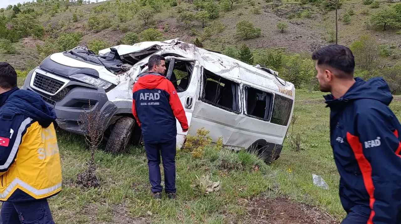 Yozgat'ta feci kaza! Öğrenci servisi şarampole uçtu: Ölü ve yaralılar var