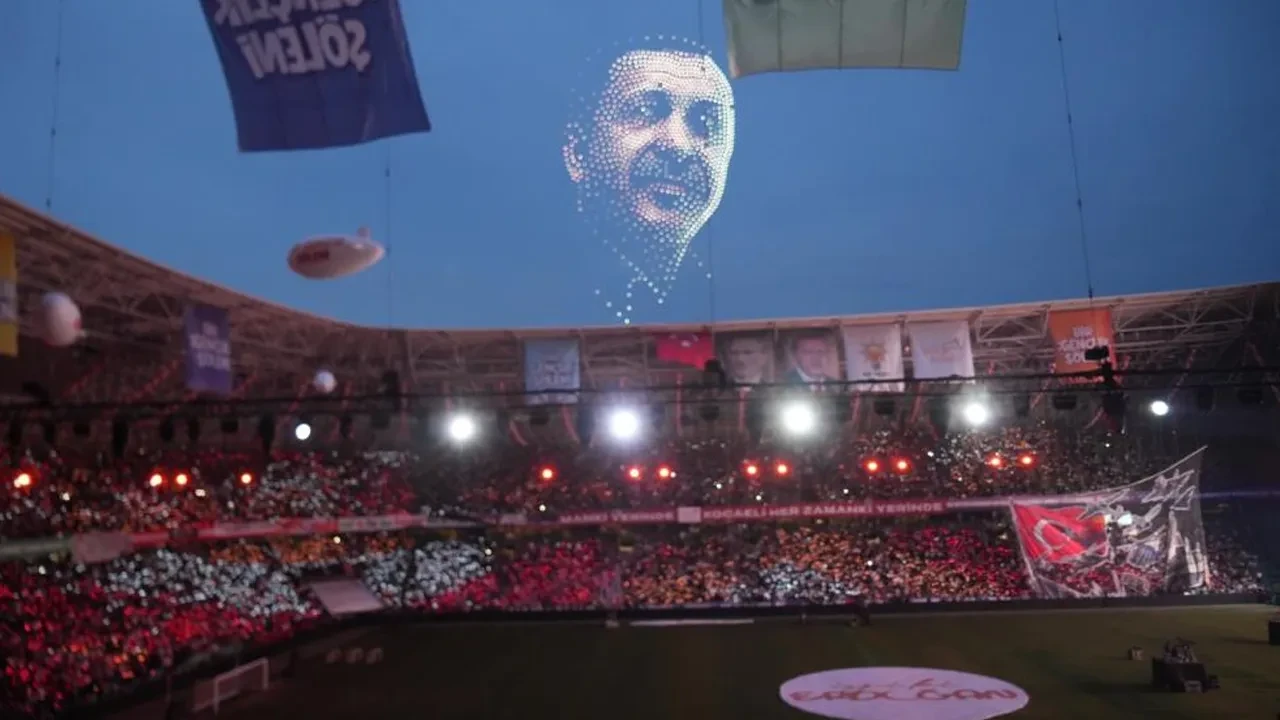 AK Parti'nin Kocaeli'deki 'Bir Gençlik Şöleni'nde drone gösterisi hayran bıraktı: Erdoğan'ın görülmesiyle stat coştu