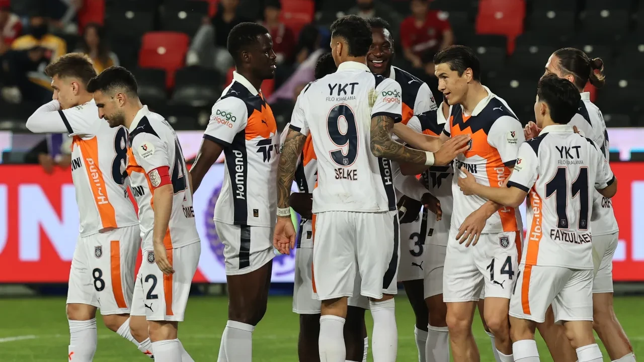 Başakşehir ligi 5. sırada bitirdi! Turuncu-lacivertlilerde Avrupa umudu
