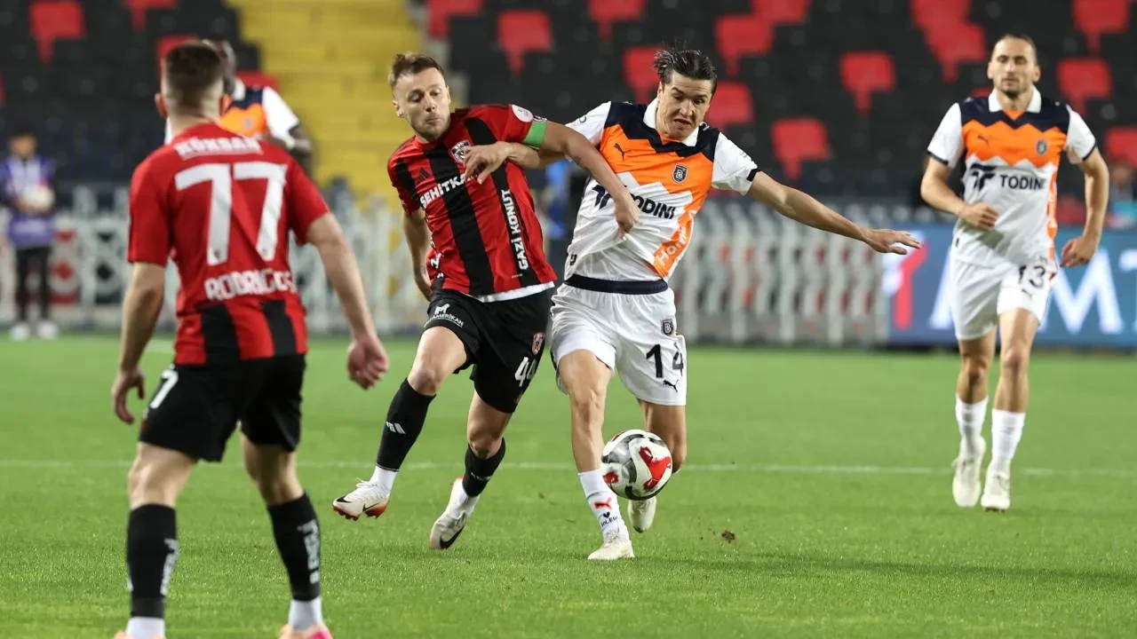 Başakşehir ligi 5. sırada bitirdi! Turuncu-lacivertlilerde Avrupa umudu