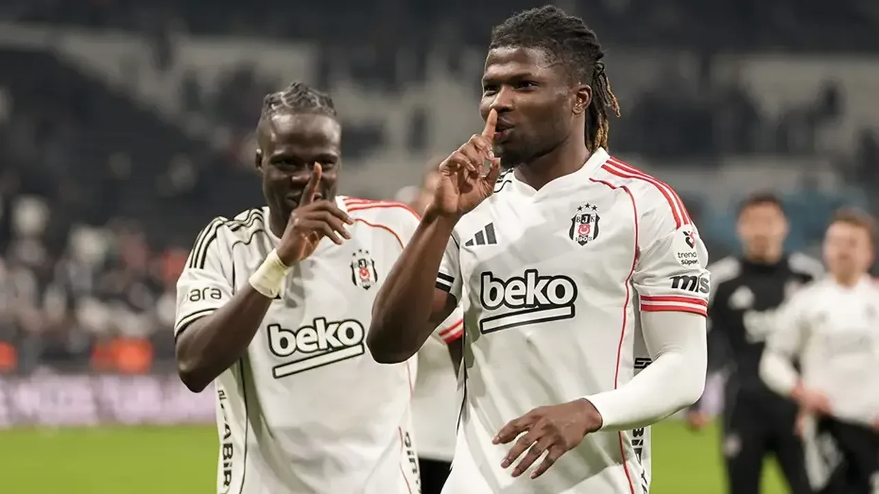 Beşiktaş'ta ilk ayrılık gerçekleşti: Serdal Adalı 'Kalmasını istiyoruz' dese de yıldız golcü gece yarısı veda etti!