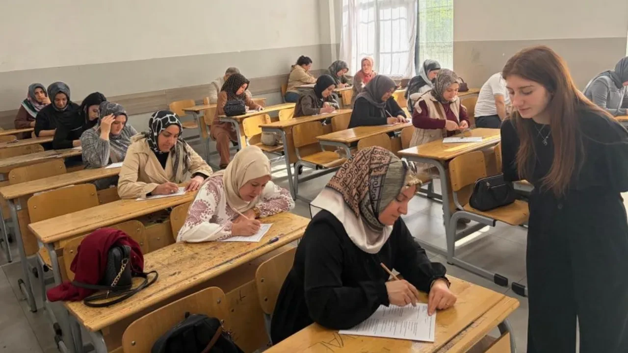 Bu kez veliler sınava girdi! Çocukları gibi aynı heyecanı yaşadılar