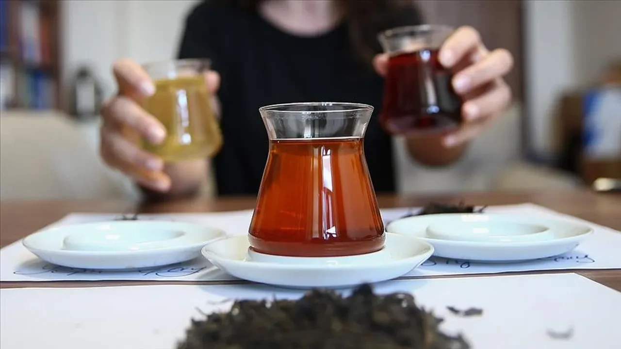 Çay demlerken üşenip kettle'daki aynı suyu ikinci kez kaynatmayın! Bardağınıza su değil bildiğiniz böbrek taşı dolduruyorsunuz