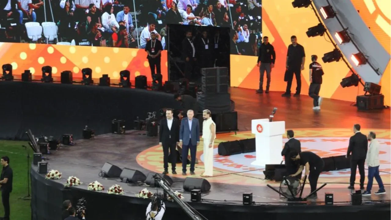 Cumhurbaşkanı Erdoğan gençlerle birlikte Sefo dinledi: Kocaeli’deki dev şölende renkli anlar