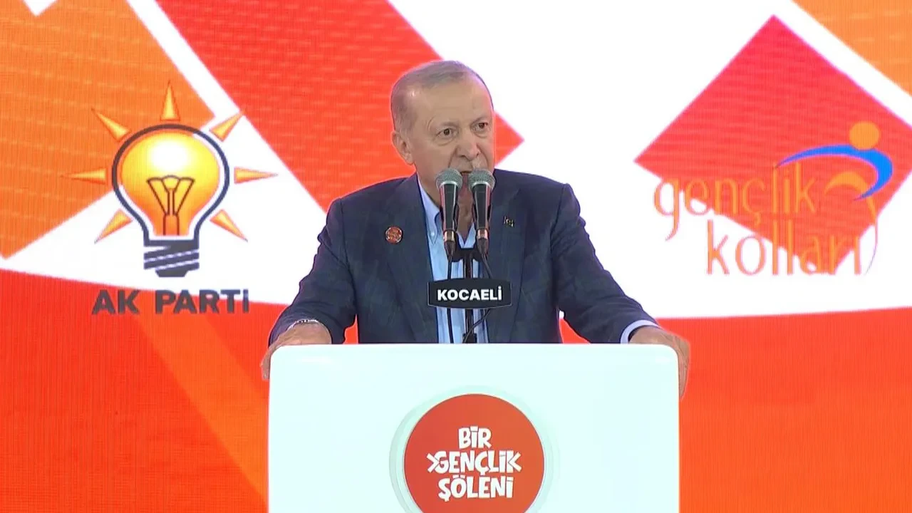 Cumhurbaşkanı Erdoğan'dan gençlere uyarı: Sizi karanlık siyasi emelleri için aparat olarak kullanmak isteyenlere izin vermeyin