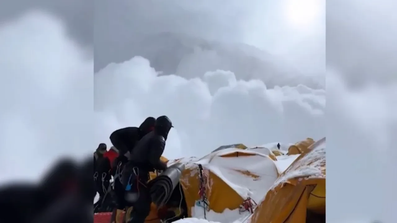 Everest Dağı'nda korkunç görüntüler! Saniyelerle kurtuldular