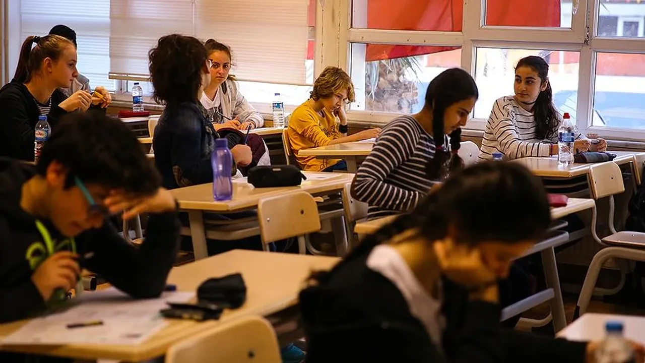 KDK'den emsal karar: Burs iptaline "Dur" dedi