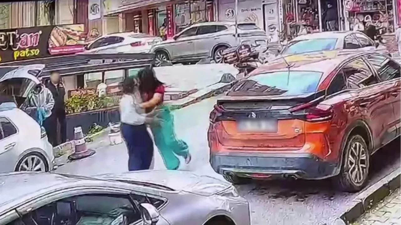 Kelebek Sarsılmaz lakaplı fenomen, tartıştığı kadına kafa attı
