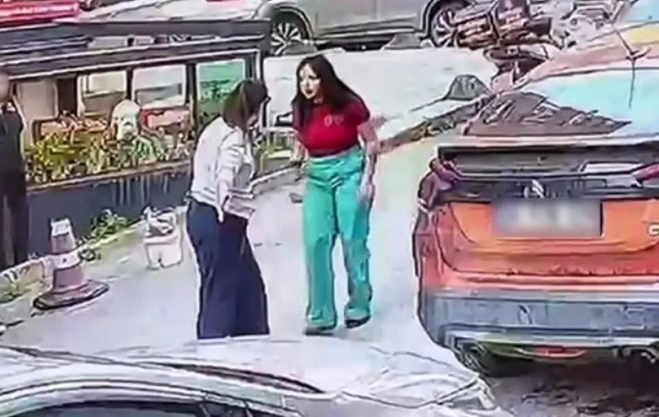 Kelebek Sarsılmaz lakaplı fenomen, tartıştığı kadına kafa attı