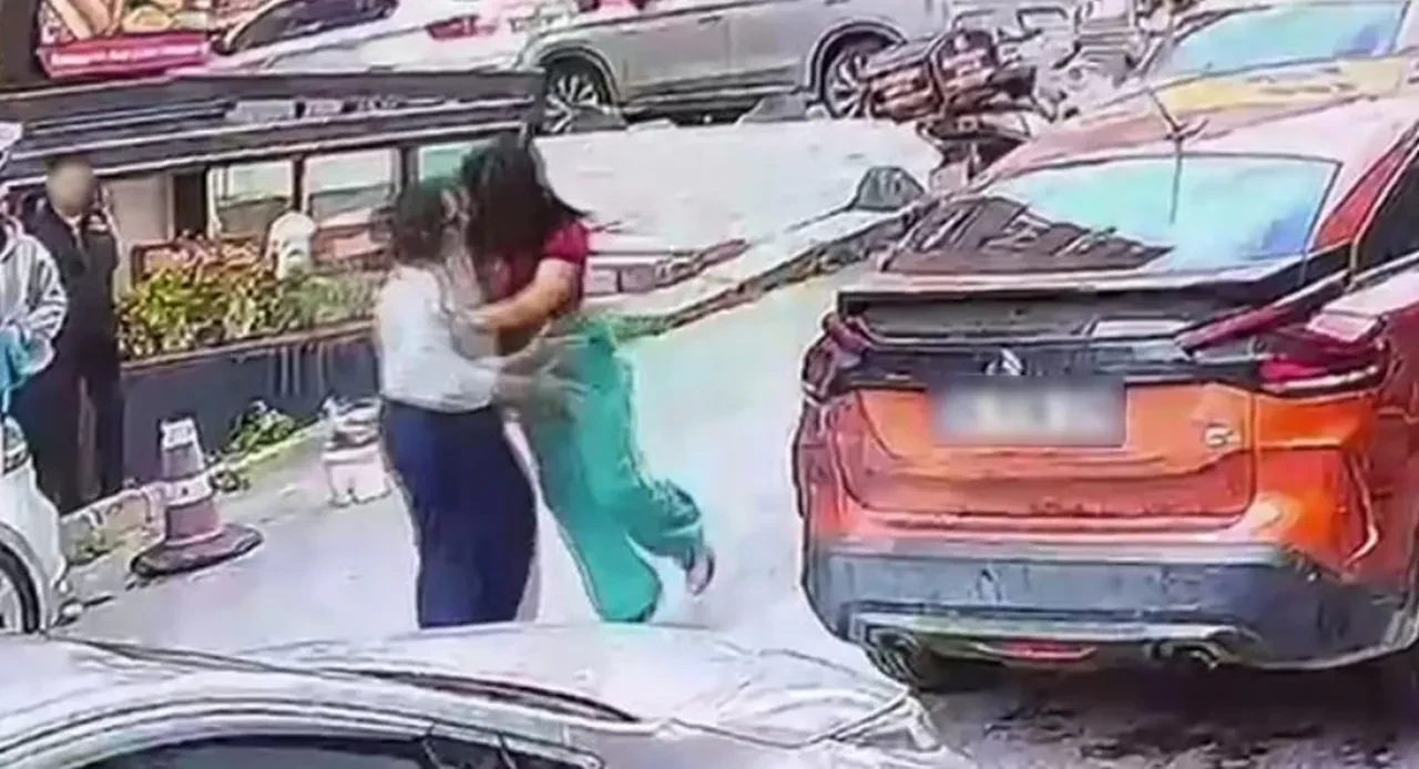 Kelebek Sarsılmaz lakaplı fenomen, tartıştığı kadına kafa attı