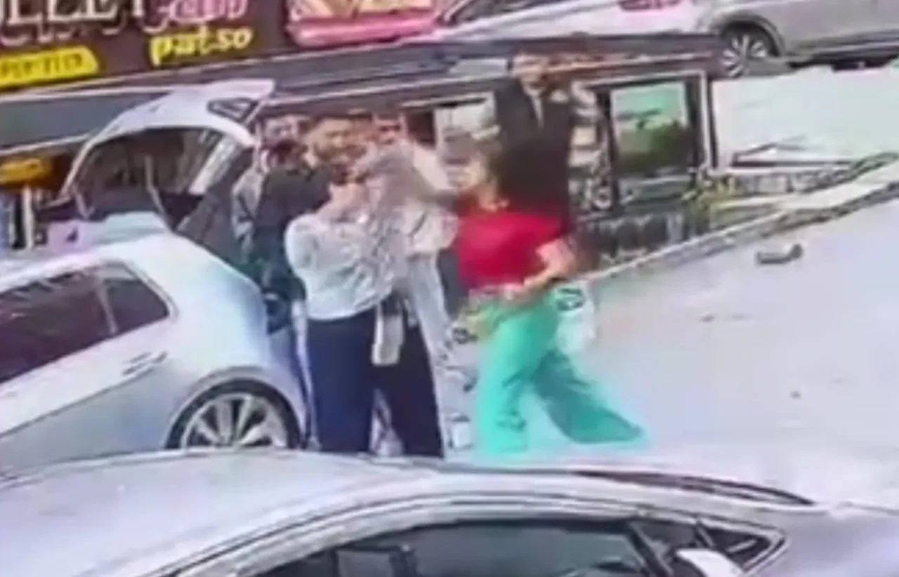 Kelebek Sarsılmaz lakaplı fenomen, tartıştığı kadına kafa attı