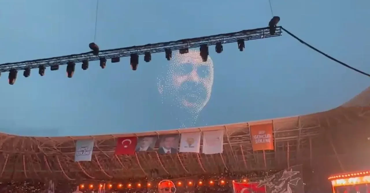 Kocaeli'de Cumhurbaşkanı Erdoğan'ı bekleyen binlerce genç Türkiye'de ilk gerçekleşti: Görsel şov etkinliğe damga vurdu