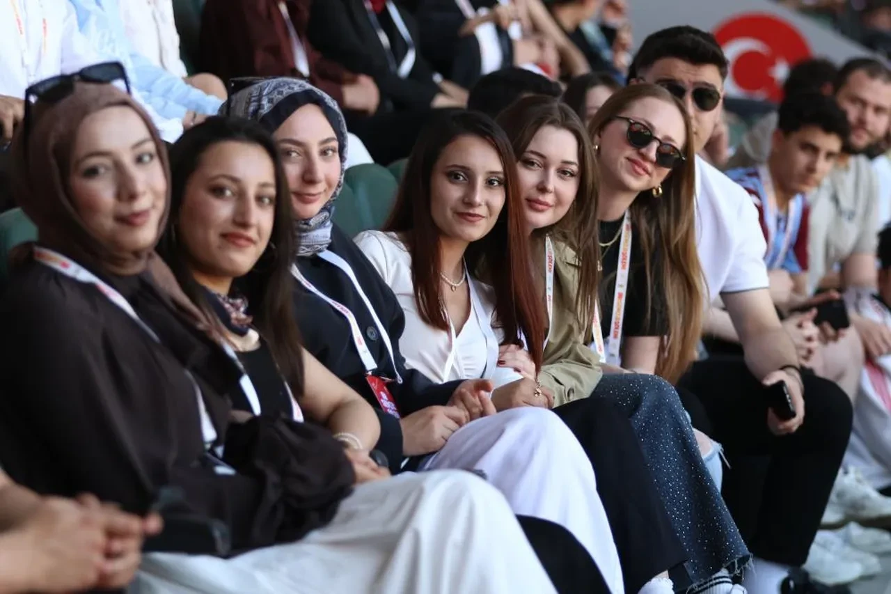 Kocaeli'de Cumhurbaşkanı Erdoğan'ı bekleyen binlerce genç Türkiye'de ilk gerçekleşti: Görsel şov etkinliğe damga vurdu
