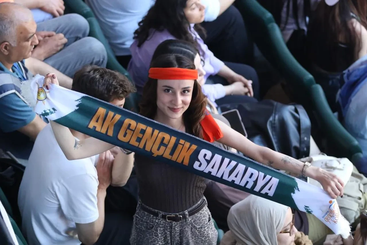 Kocaeli'de Cumhurbaşkanı Erdoğan'ı bekleyen binlerce genç Türkiye'de ilk gerçekleşti: Görsel şov etkinliğe damga vurdu