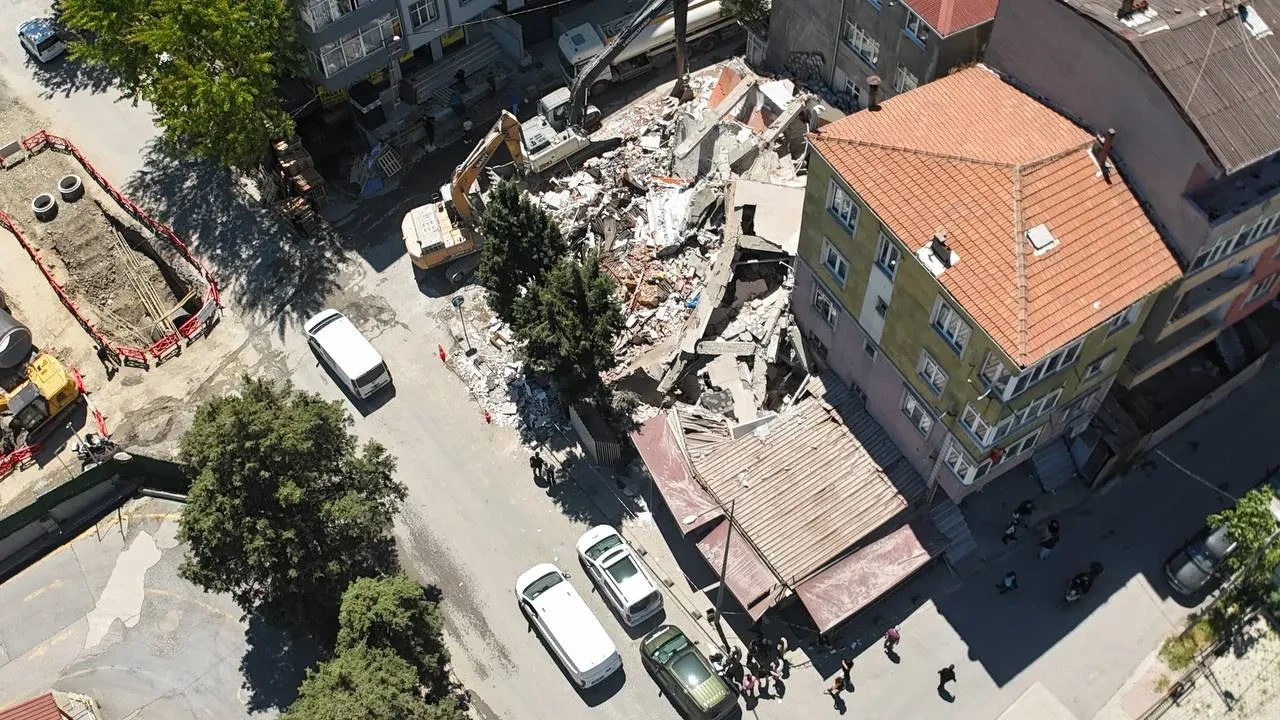 Küçükçekmece'de facianın eşiğinden dönüldü! 5 katlı bina bir anda çöktü 