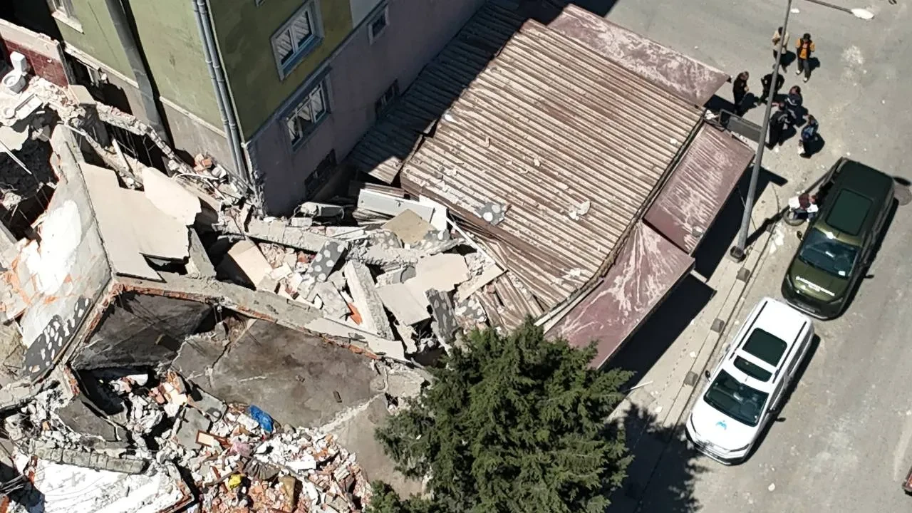 Küçükçekmece'de facianın eşiğinden dönüldü! 5 katlı bina bir anda çöktü