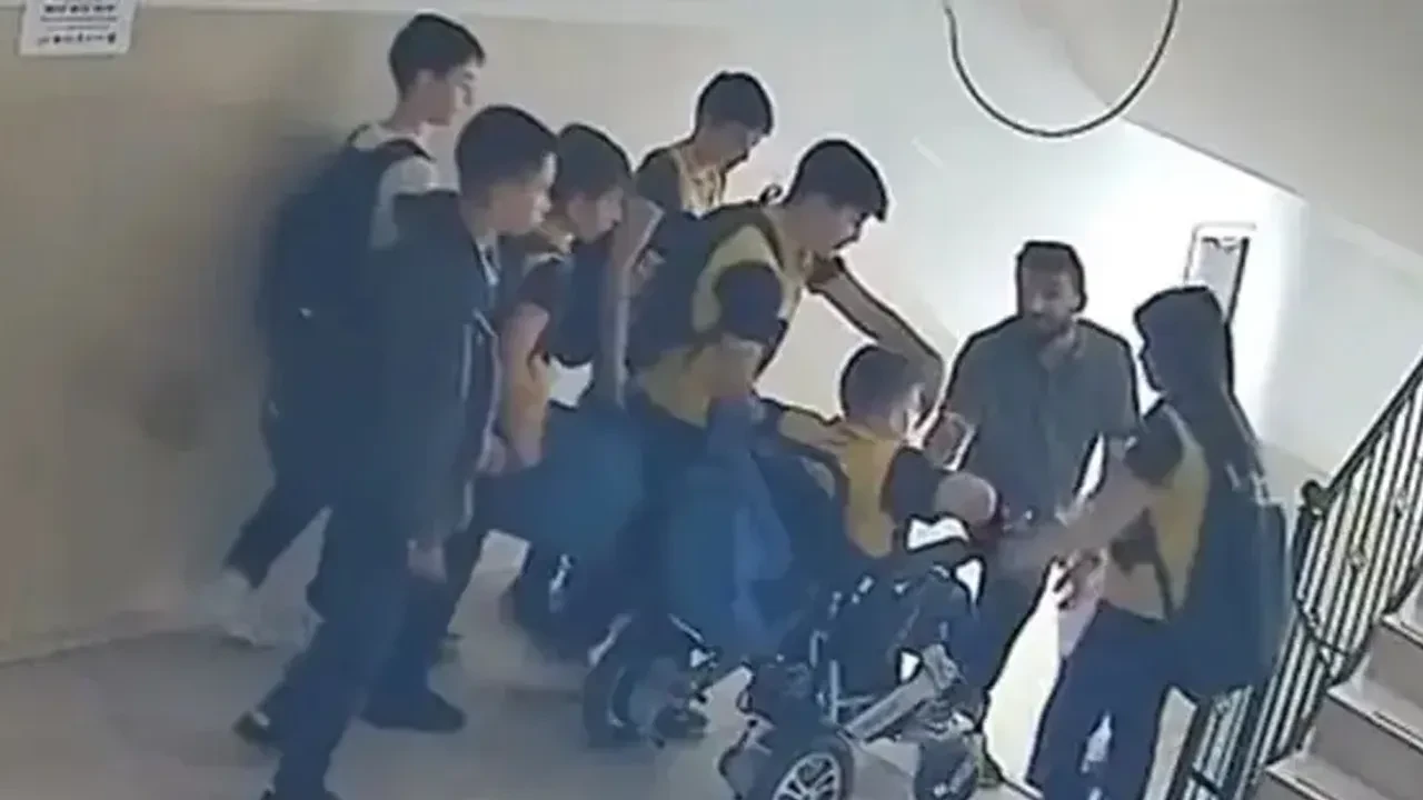 Müdür yardımcısı bedensel engelli öğrencisini sırtında taşıdı! Görüntüler sosyal medyada gündem oldu