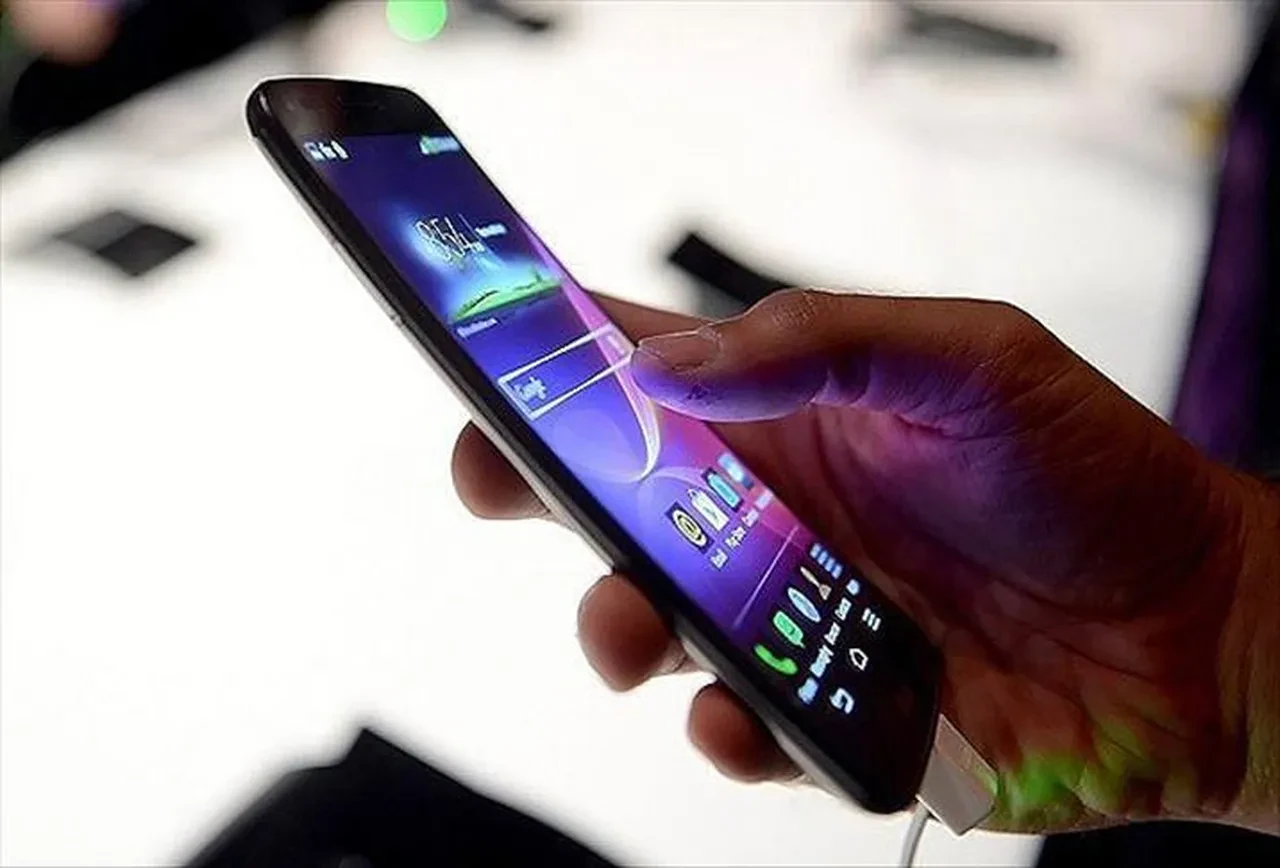 Telefon kırılmasın diye taktırdığınız 100 liralık ekran koruyucular kör edebilir! Miyop ve astigmatın son yıllarda patlama sebebi belli oldu