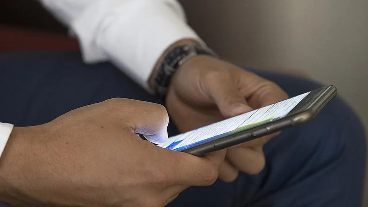 Telefon kırılmasın diye taktırdığınız 100 liralık ekran koruyucular kör edebilir! Miyop ve astigmatın son yıllarda patlama sebebi belli oldu