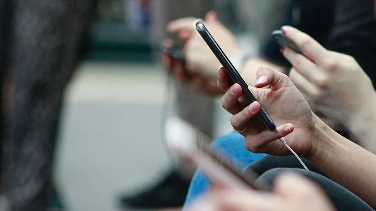 Telefon kırılmasın diye taktırdığınız 100 liralık ekran koruyucular kör edebilir! Miyop ve astigmatın son yıllarda patlama sebebi belli oldu