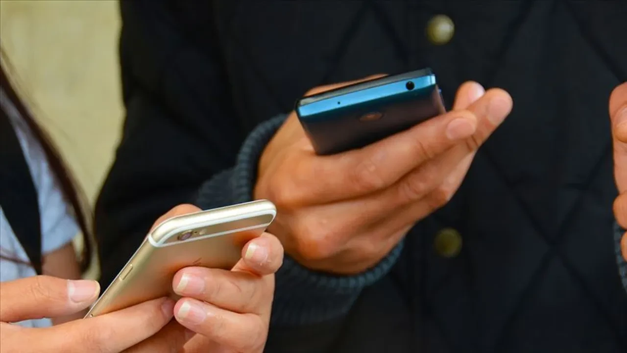 Telefon kırılmasın diye taktırdığınız 100 liralık ekran koruyucular kör edebilir! Miyop ve astigmatın son yıllarda patlama sebebi belli oldu