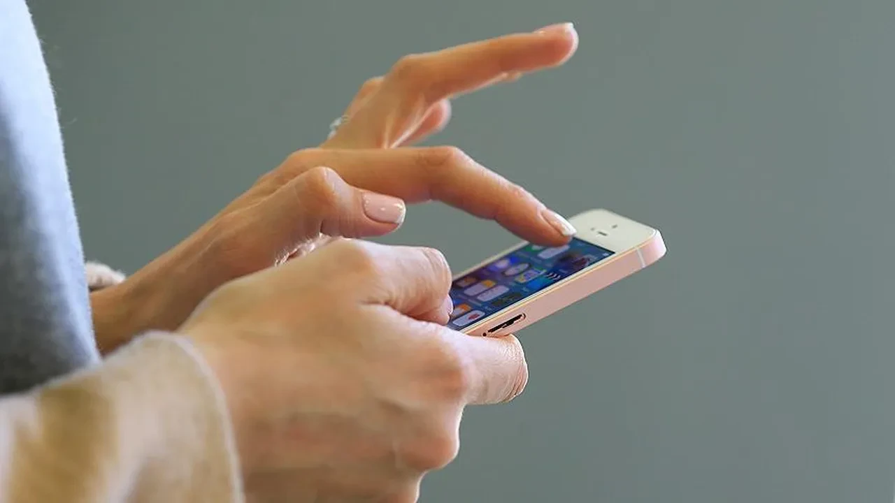 Telefon kırılmasın diye taktırdığınız 100 liralık ekran koruyucular kör edebilir! Miyop ve astigmatın son yıllarda patlama sebebi belli oldu