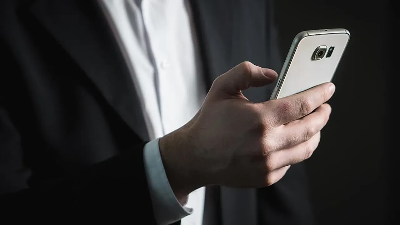Telefon kırılmasın diye taktırdığınız 100 liralık ekran koruyucular kör edebilir! Miyop ve astigmatın son yıllarda patlama sebebi belli oldu