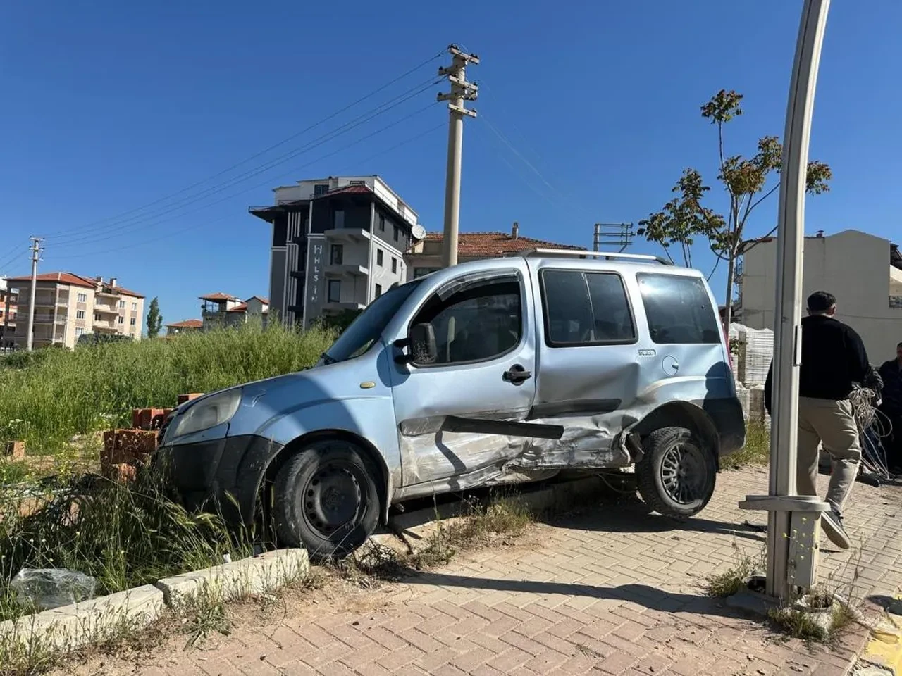 Uşak’ta park halindeki araca çarpan otomobil kazaya neden oldu: 4 yaralı