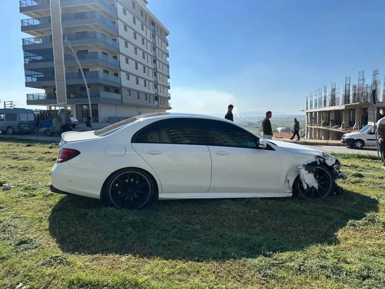 Uşak’ta park halindeki araca çarpan otomobil kazaya neden oldu: 4 yaralı
