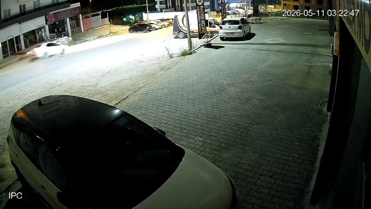 Uyuyakalan s&uuml;r&uuml;c&uuml; park halindeki ara&ccedil;lar b&ouml;yle daldı! 