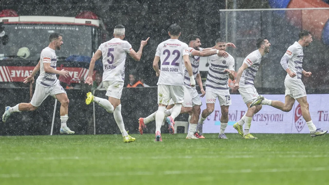 52 Orduspor FK, 2. Lig'e yükseldi! Ordu temsilcisi, Ayvalıkgücü Belediyespor'u 2-1 yendi