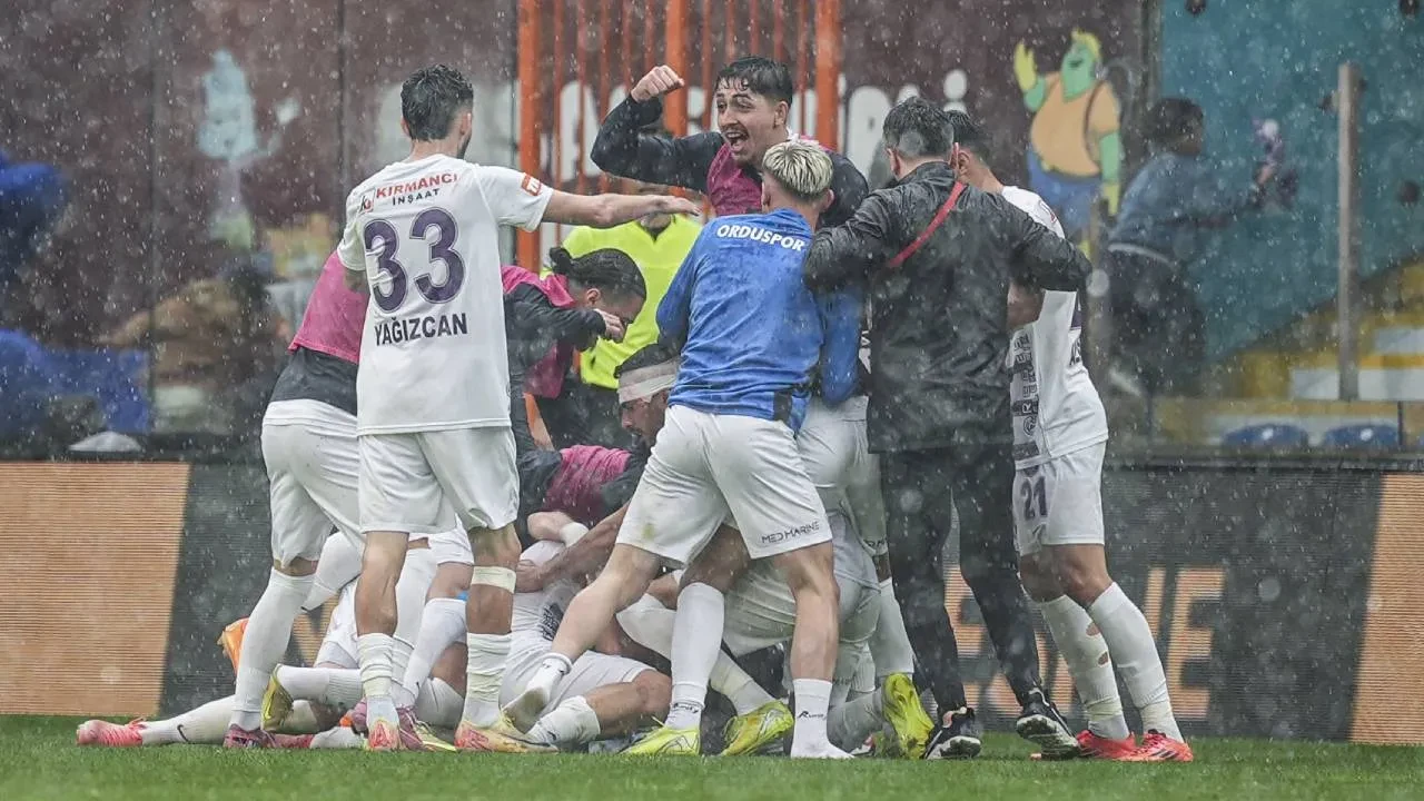 52 Orduspor FK, 2. Lig'e yükseldi! Ordu temsilcisi, Ayvalıkgücü Belediyespor'u 2-1 yendi