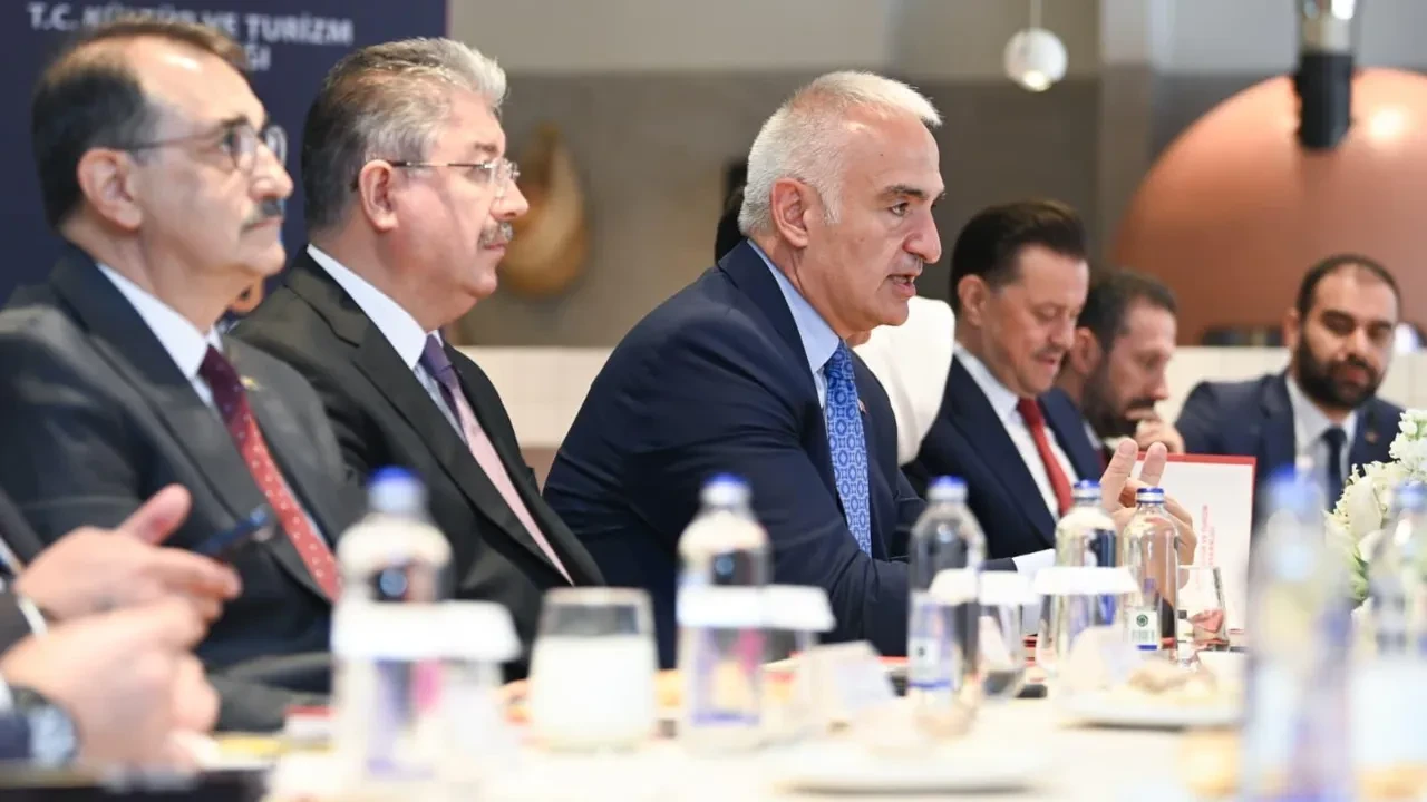 Bakan Ersoy turizm hedefini açıkladı: Türkiye’nin “İstikrar adası” konumu dikkat çekti
