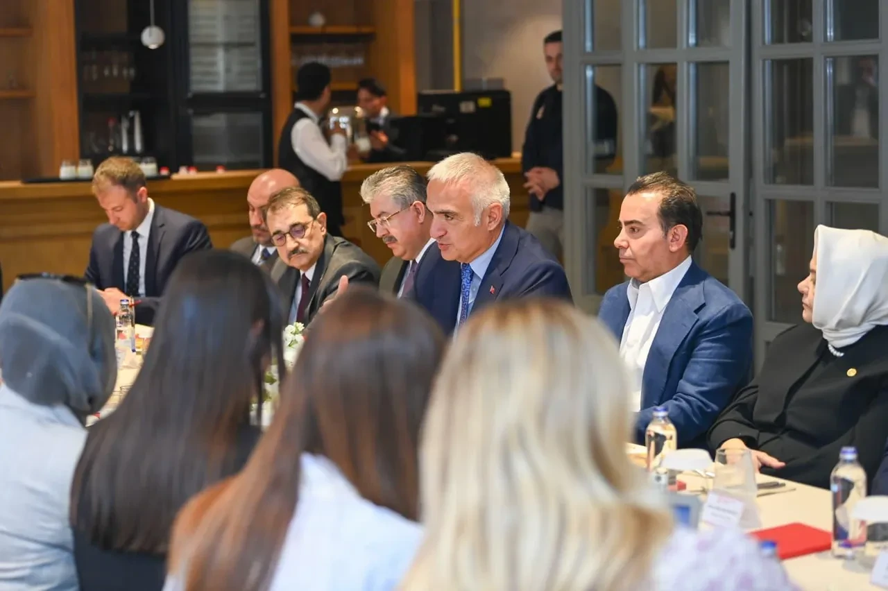 Bakan Ersoy turizm hedefini açıkladı: Türkiye’nin “İstikrar adası” konumu dikkat çekti