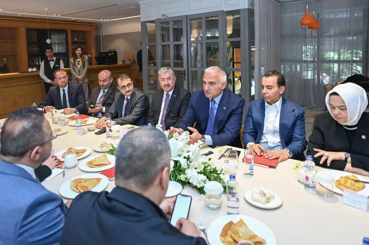 Bakan Ersoy turizm hedefini açıkladı: Türkiye’nin “İstikrar adası” konumu dikkat çekti