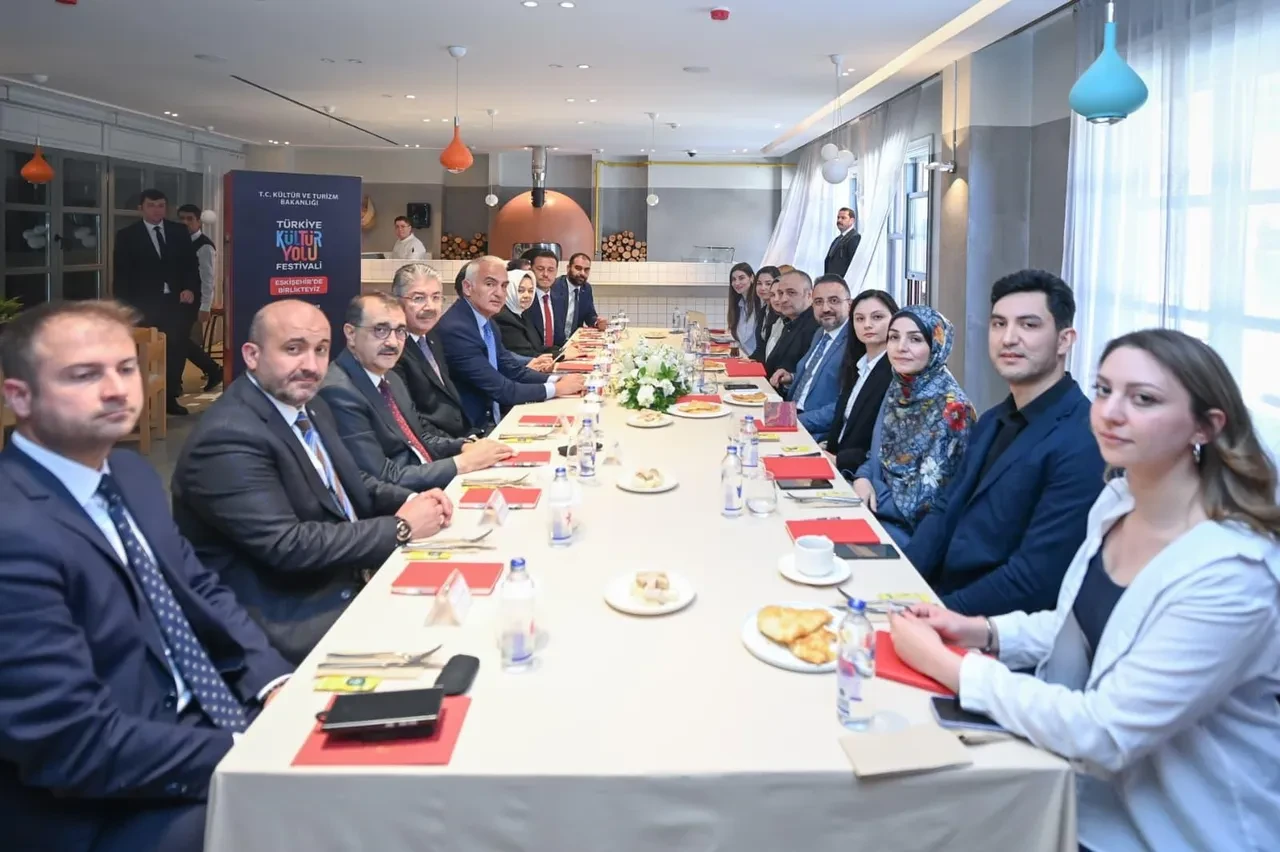 Bakan Ersoy turizm hedefini açıkladı: Türkiye’nin “İstikrar adası” konumu dikkat çekti