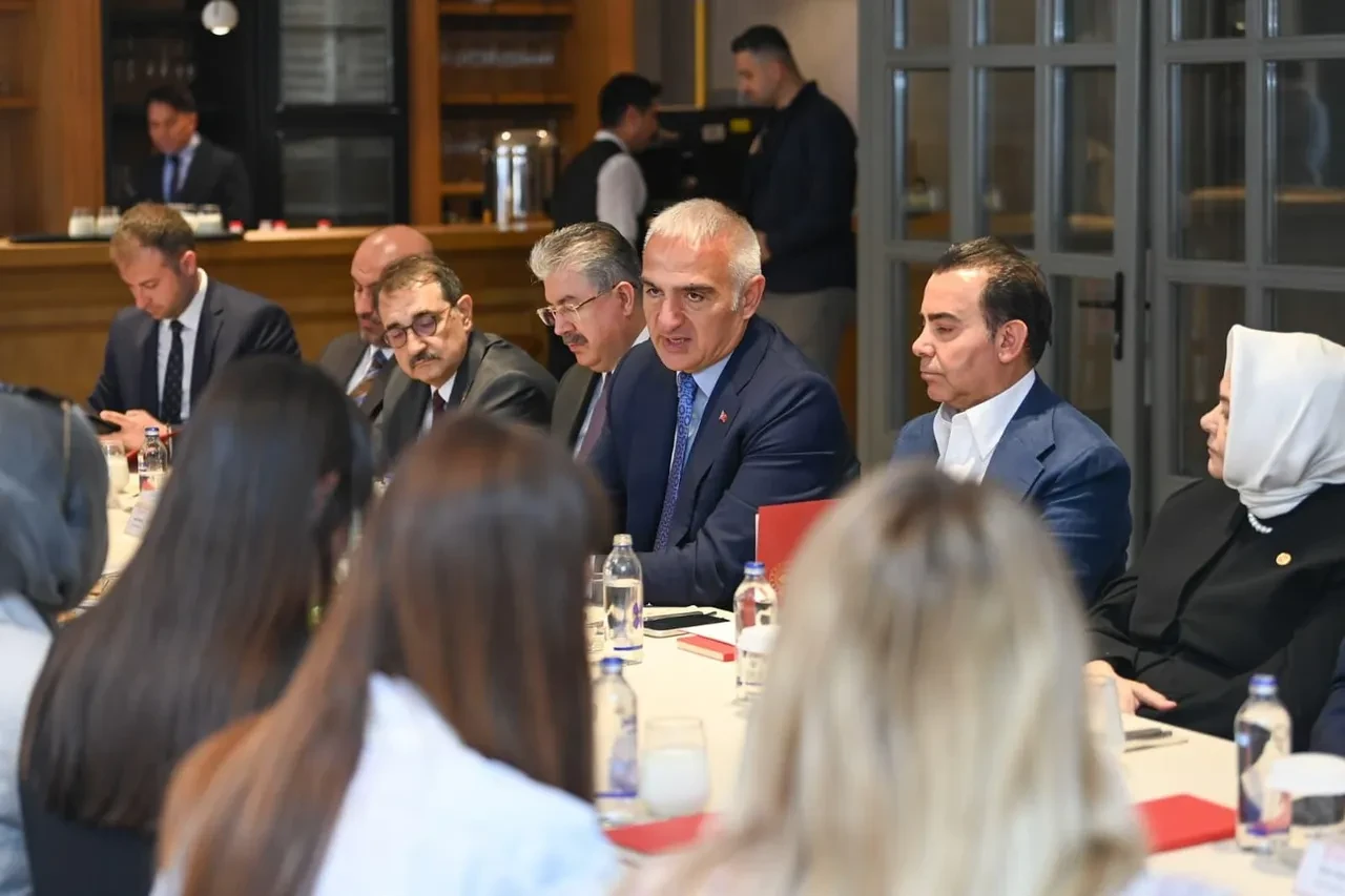 Bakan Ersoy turizm hedefini açıkladı: Türkiye’nin “İstikrar adası” konumu dikkat çekti