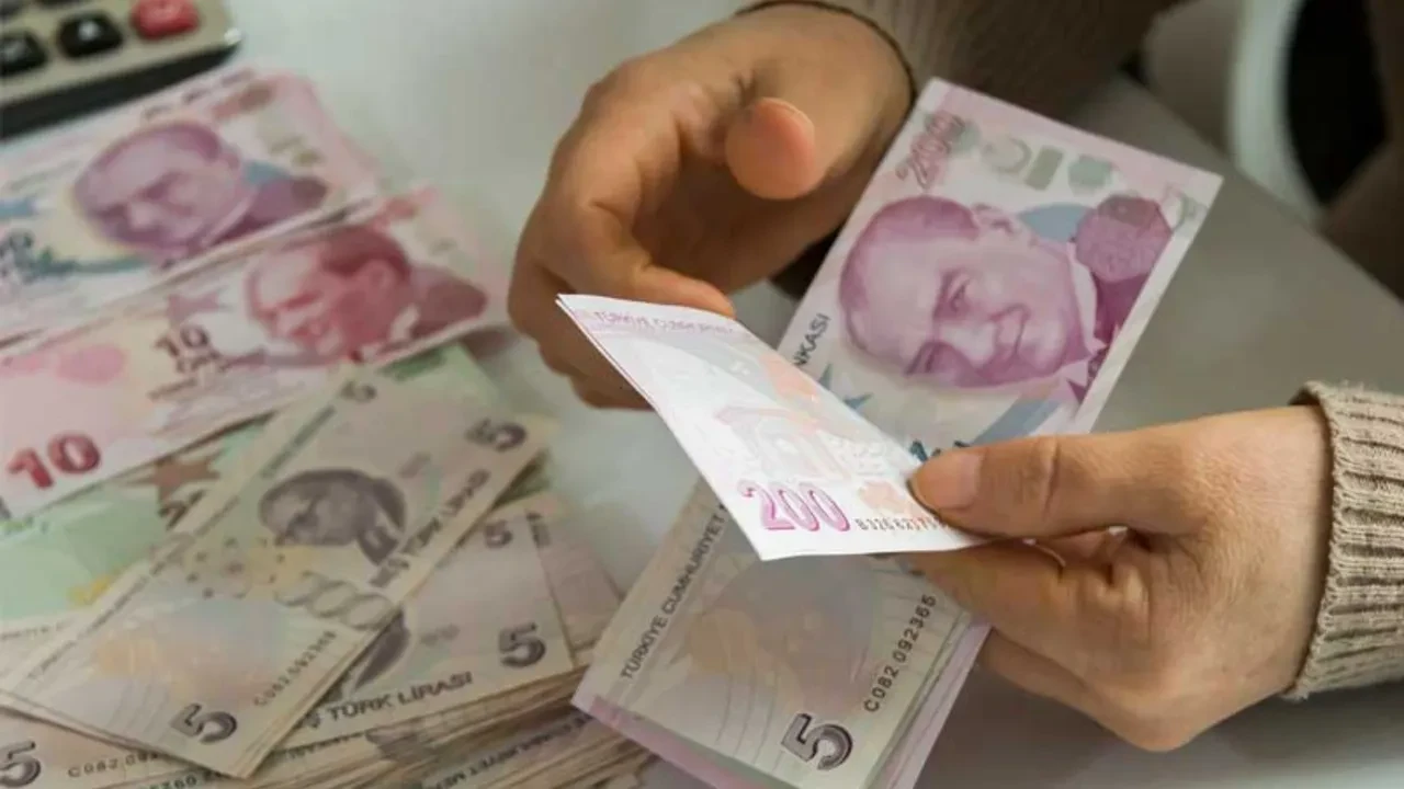 Emeklilere çifte bayram! İkramiye ve maaşlar bugün hesaba yatıyor