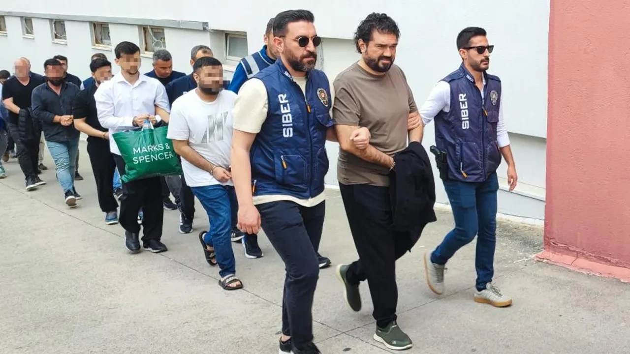 Gözaltındaki Rasim Ozan Kütahyalı'nın adliyeye götürülme görüntüsü ortaya çıktı