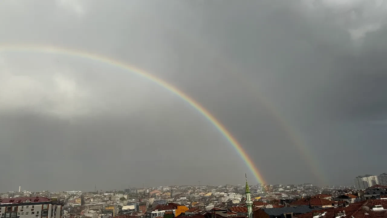 İstanbul'da hava birden karardı! Sağanak ve dolu bastırdı