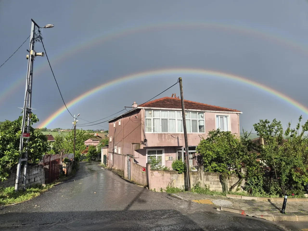 İstanbul'da hava birden karardı! Sağanak ve dolu bastırdı