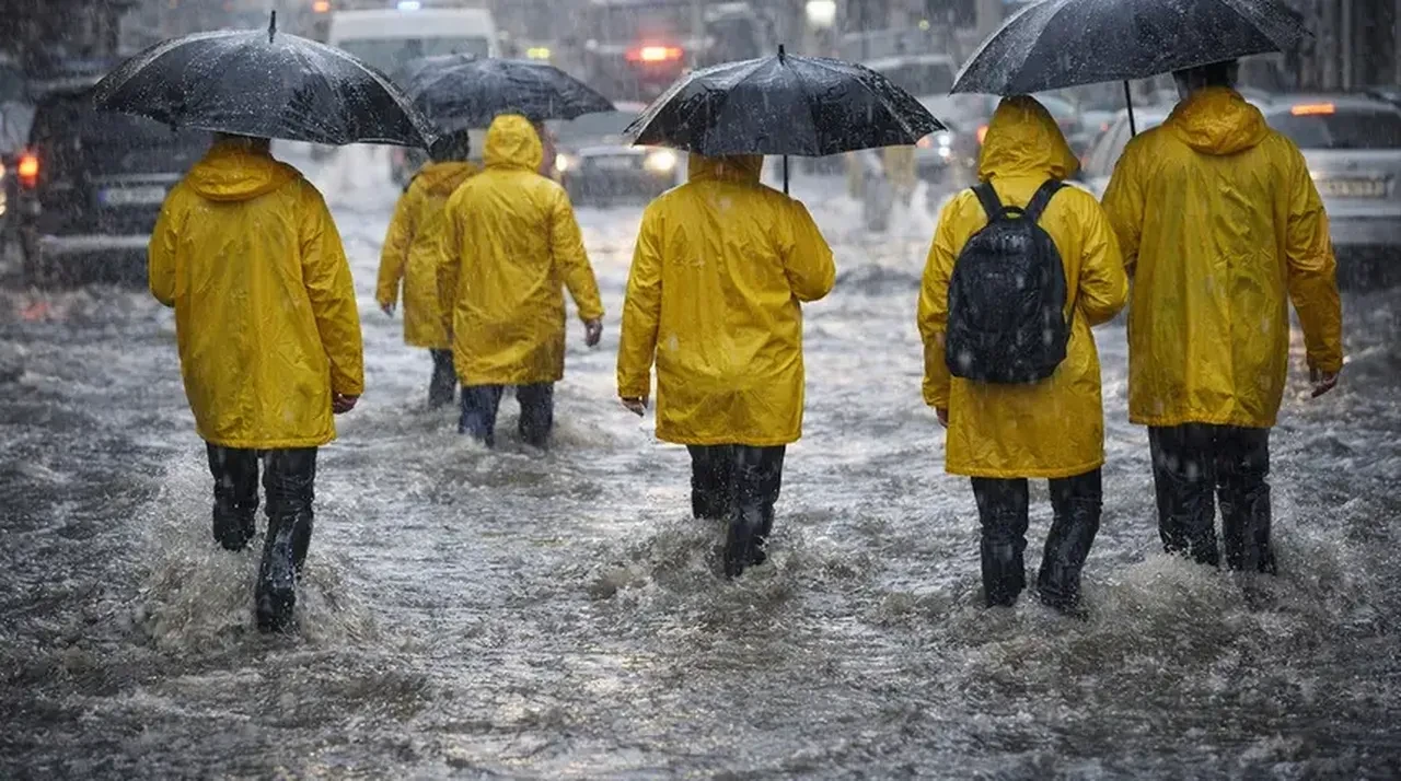 Meteoroloji'den 13 il için uyarı: Sağanak yağış etkili olacak, yıldırım düşmesine dikkat!