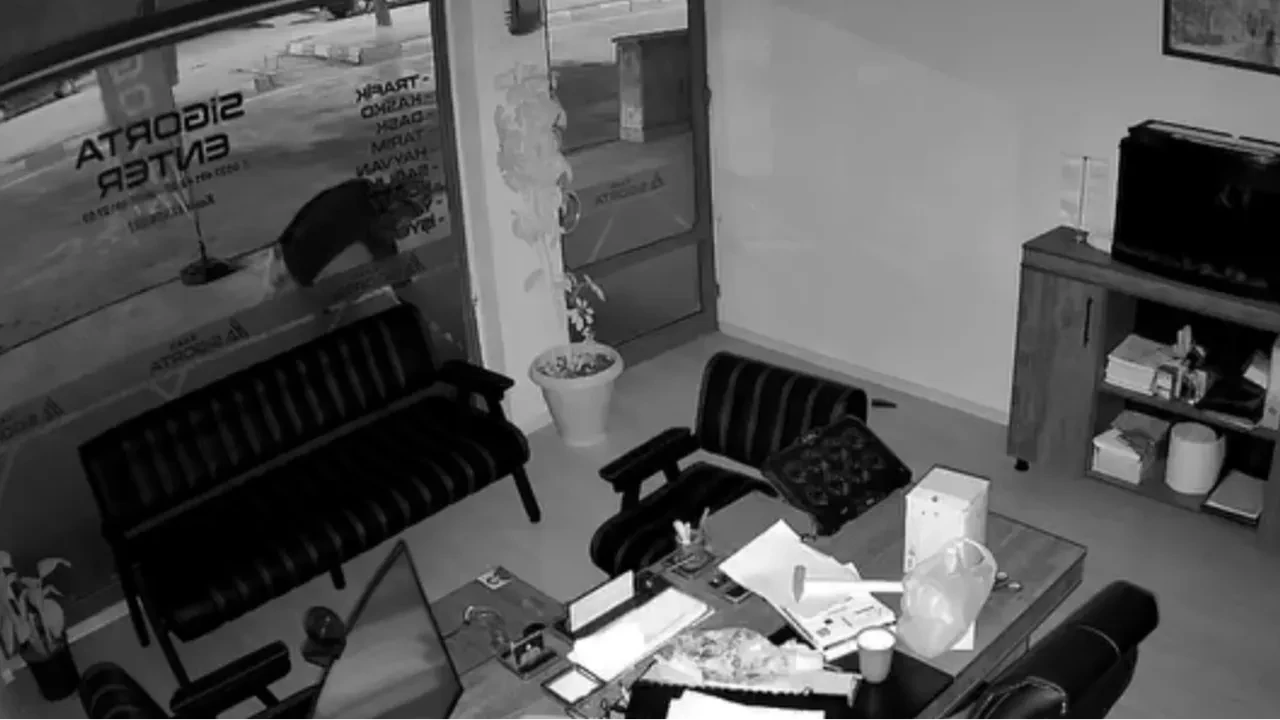 Şaşırtan olay! İş yeri önündeki saksıdaki çiçekleri söküp alıp gitti